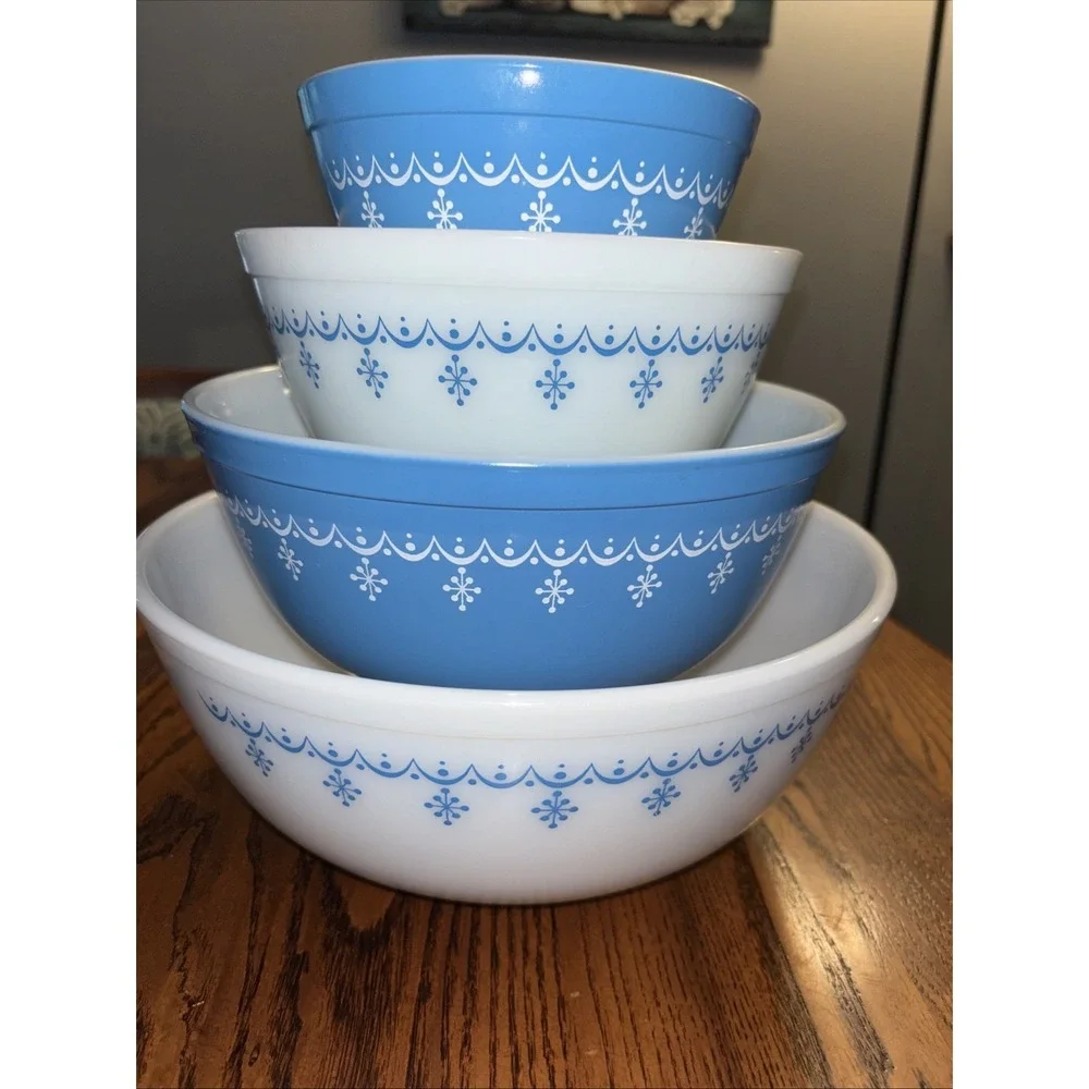 Vintage Pyrex Snowflake Garland Set Of 4 Nesting Mixing Bowls 401-404